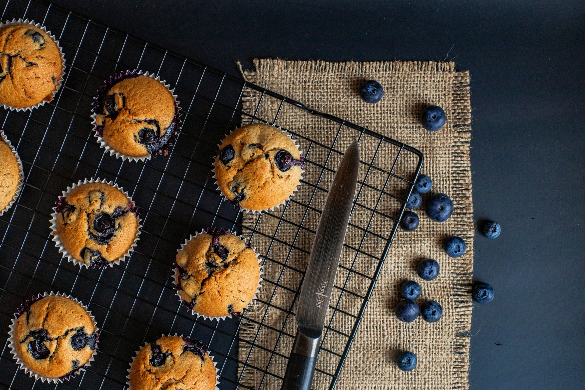 photo de muffins à la myrtilles avec couteau